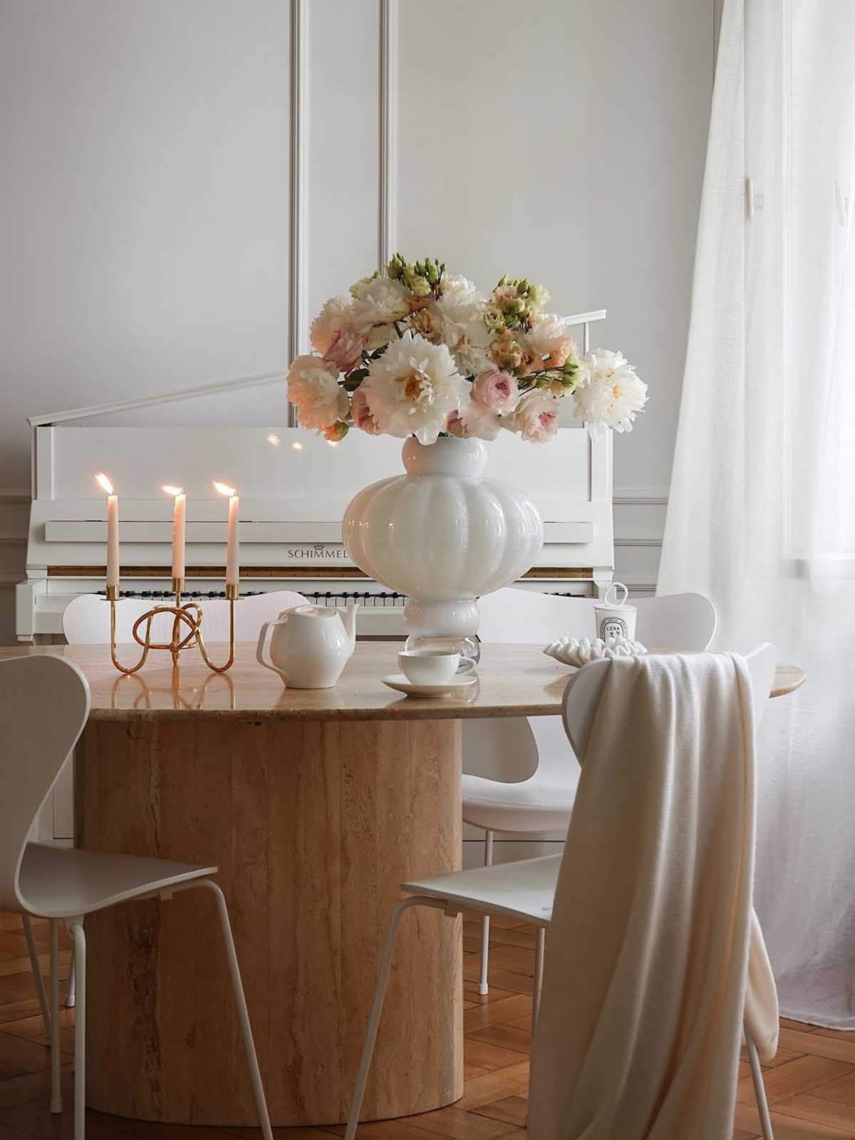 SCULPTURAL GLASS BALLOON VASE